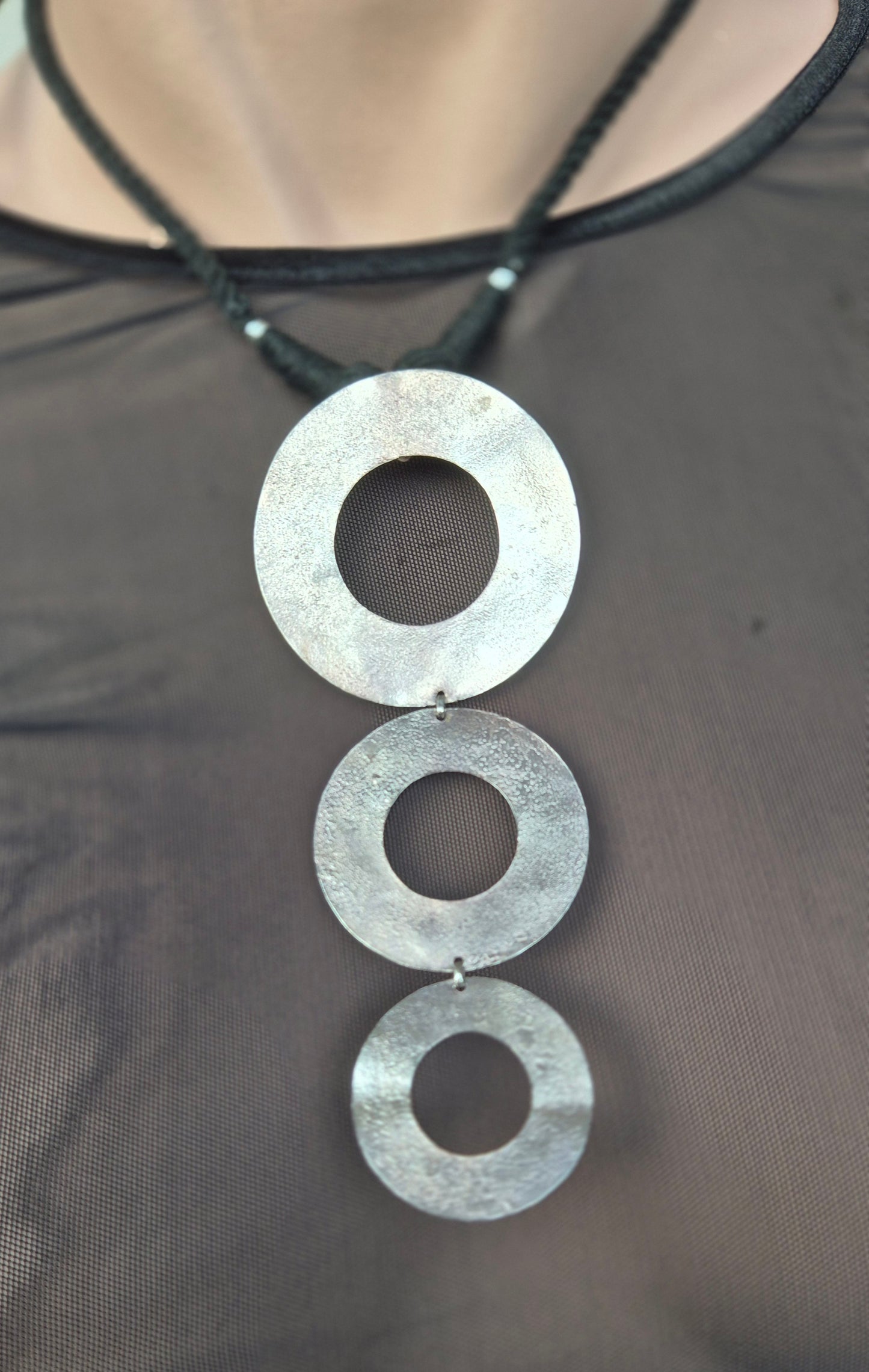 שרשרשת עיגולי כסף וחוטים שחורים